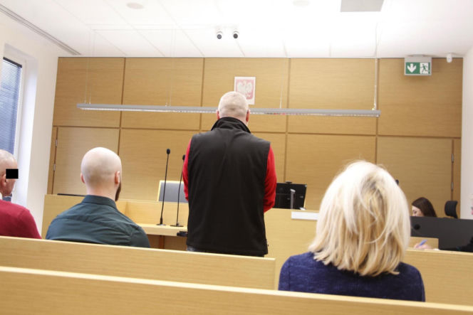 Spadł z noszy w drodze do szpitala, nie przeżył. Medycy oskarżeni o śmierć Ryszarda