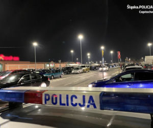 Nielegalne wyścigi samochodowe w Częstochowie. Aż 700 osób zebrało się na parkingu przed centrum handlowym. Interweniowała policja [ZDJĘCIA, WIDEO]