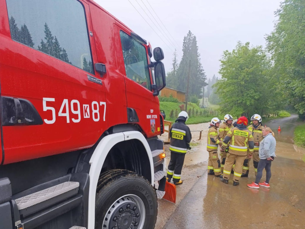 Nawałnice w Małopolsce. Intensywne burze i ulewne deszcze spowodowały podtopienia i wzrost poziomu wód w rzekach