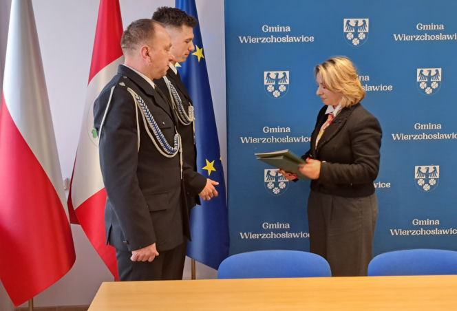 Wierzchosławice - akcja strażaków na zamarzniętym Dunajcu