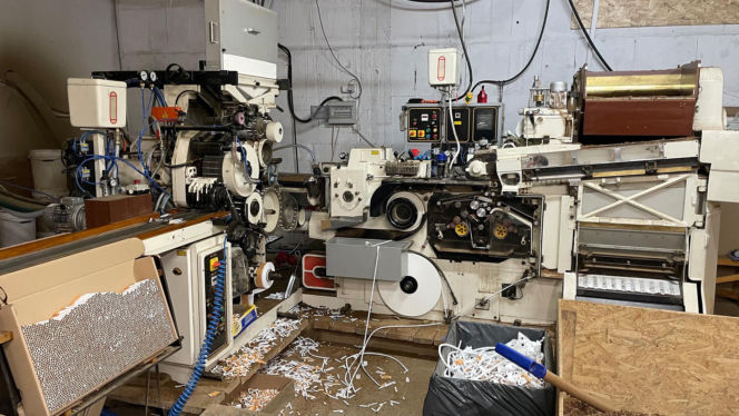 Celnicy zlikwidowali nielegalną fabrykę papierosów. Przejęli towar warty ponad 10 milionów