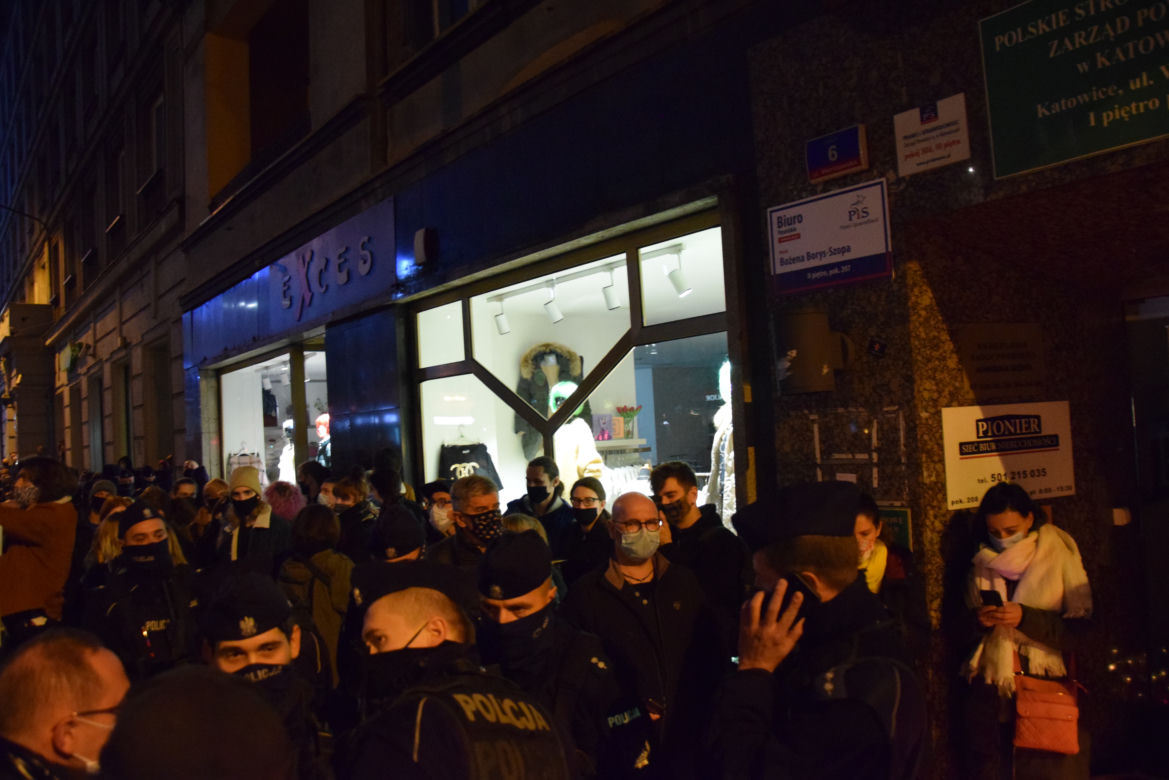 Protest kobiet w Katowicach. Tłumy strajkują przeciwko zakazowi aborcji