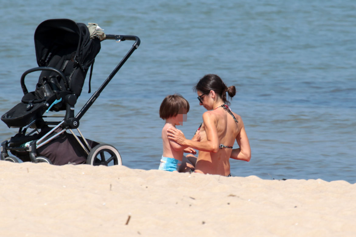 Marta Kaczyńska na plaży karmi dziecko piersią