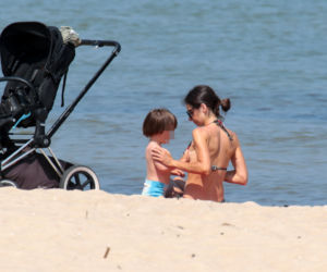 Marta Kaczyńska na plaży karmi dziecko piersią