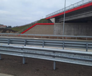 Na autostradzie A2 na wschód od Warszawy prace idą pełną parą, zarówno w dzień, jak i po zmroku