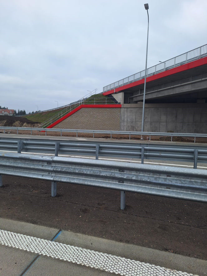 Na autostradzie A2 na wschód od Warszawy prace idą pełną parą, zarówno w dzień, jak i po zmroku