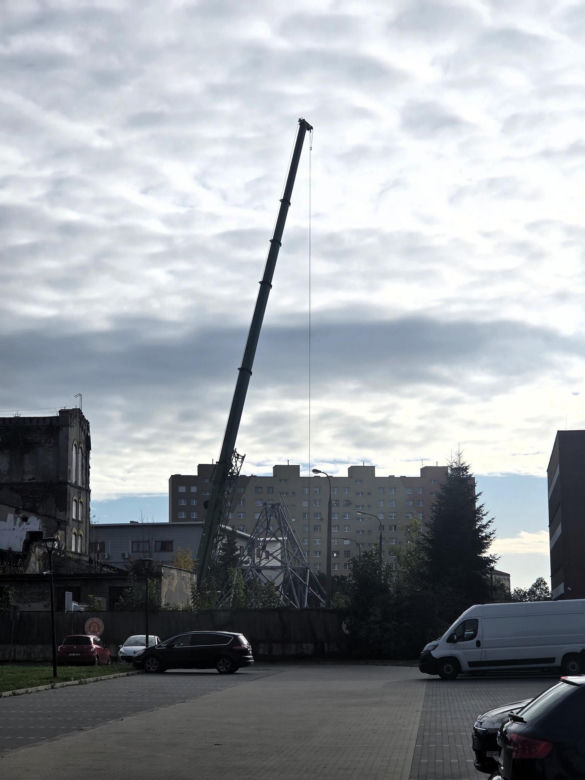 Ostrowiec Świętokrzyski. 32-metrowy maszt rozebrany. Powiat walczył o to 2 lata