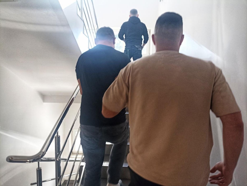 Przyjechał do Łomży, żeby zdać prawko, a pobił recepcjonistę