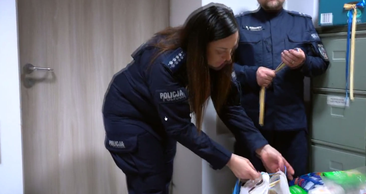 Zerwała ukraińskie wstążki, teraz przeprasza. Film ze skruszoną policjantką obiega internet