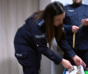 Zerwała ukraińskie wstążki, teraz przeprasza. Film ze skruszoną policjantką obiega internet