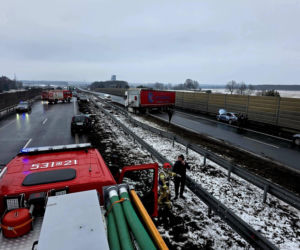 Karambol na S3. Zderzyło się 7 pojazdów. Kilka osób w ciężkim stanie przetransportowano do szpitala!