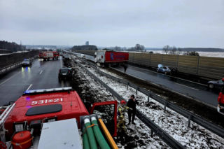 Karambol na S3. Zderzyło się 7 pojazdów. Kilka osób w ciężkim stanie przetransportowano do szpitala!