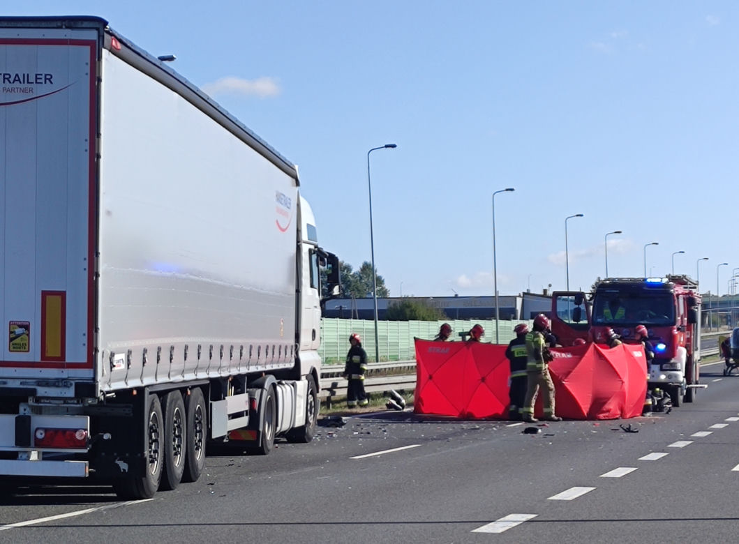 Śmiertelny wypadek na S8. Motocyklista wjechał prosto na tira