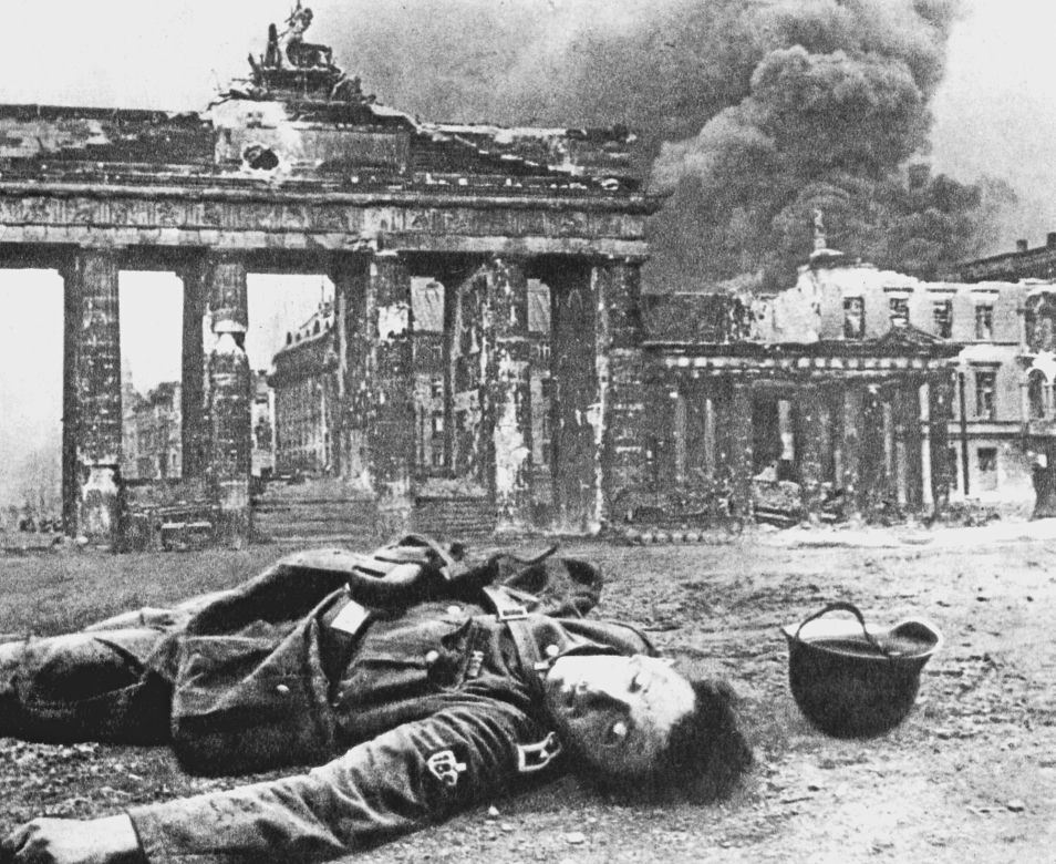 Martwy żołnierz Wermachtu przed Bramą Brandenburską, 2 maja 1945.
