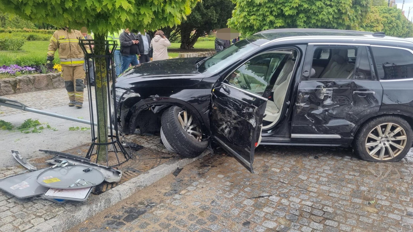 Pijacki rajd na ratusz! Kierowca demolował wszystko, co napotkał na drodze.