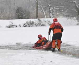 Gdy załamie się lód. Co robić, by uratować siebie lub kogoś, gdy wpadnie do wody?