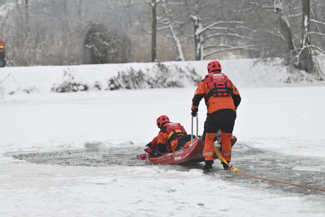 Gdy załamie się lód. Co robić, by uratować siebie lub kogoś, gdy wpadnie do wody?