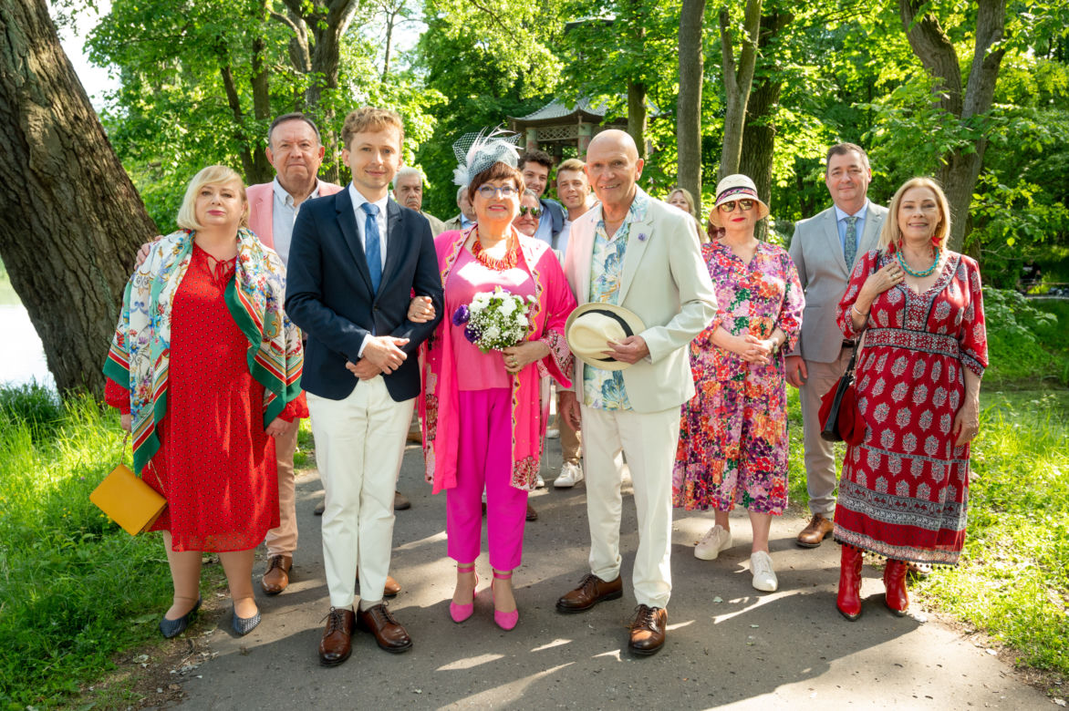 Barwy szczęścia, odc. 2725: Irenka (Krystyna Tkacz), Tolek (Marek Siudym), Basia (Sławomira Łozińska), Artur Chowański (Jacek Rozenek), Róża (Anna Gornostaj), Zdzisio (Zbigniew Buczkowski), Waldek (Rafał Fudalej), Jola (Małgorzata Potocka)