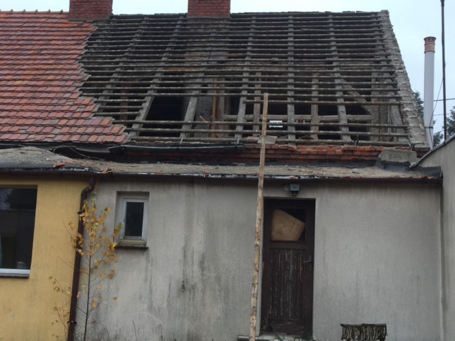 Dom przed remontem (niefunkcjonalne dobudówki)