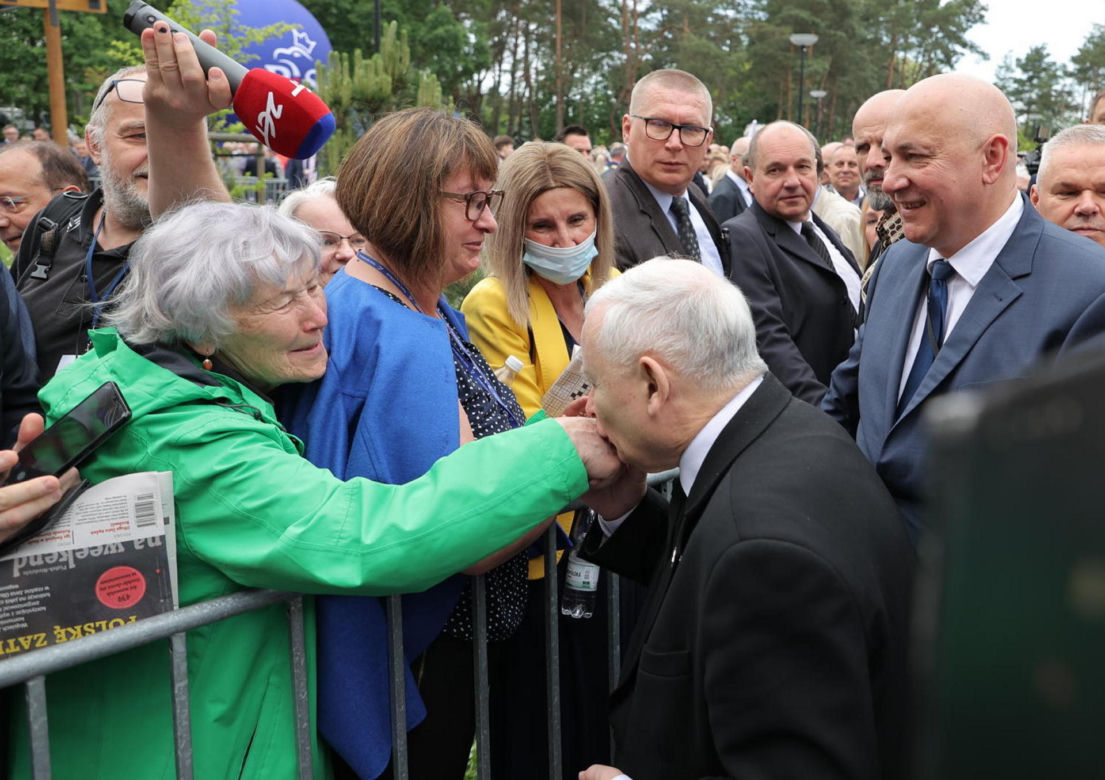 Kaczyński rozchwytywany przez kobiety na konwencji PiS!