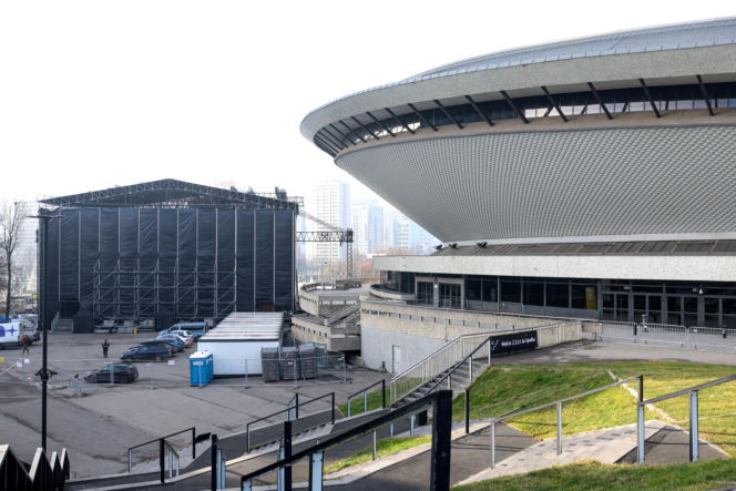 Scena Sylwestra z Dwójką TVP w trakcie budowy