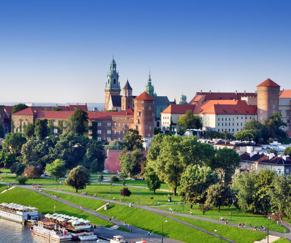 Zamek Królewski na Wawelu w Krakowie widziany znad Wisły. O planach budowy metra w tym mieście przeczytasz na Architektura.