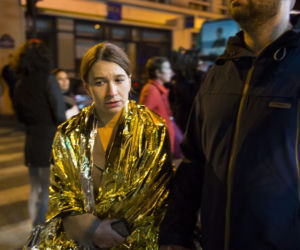 Ewakuacja ludzi z klubu Bataclan