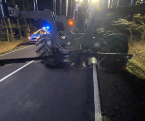 Groźny wypadek pod Gorzowem. Skoda wbiła się w ciągnik leśny