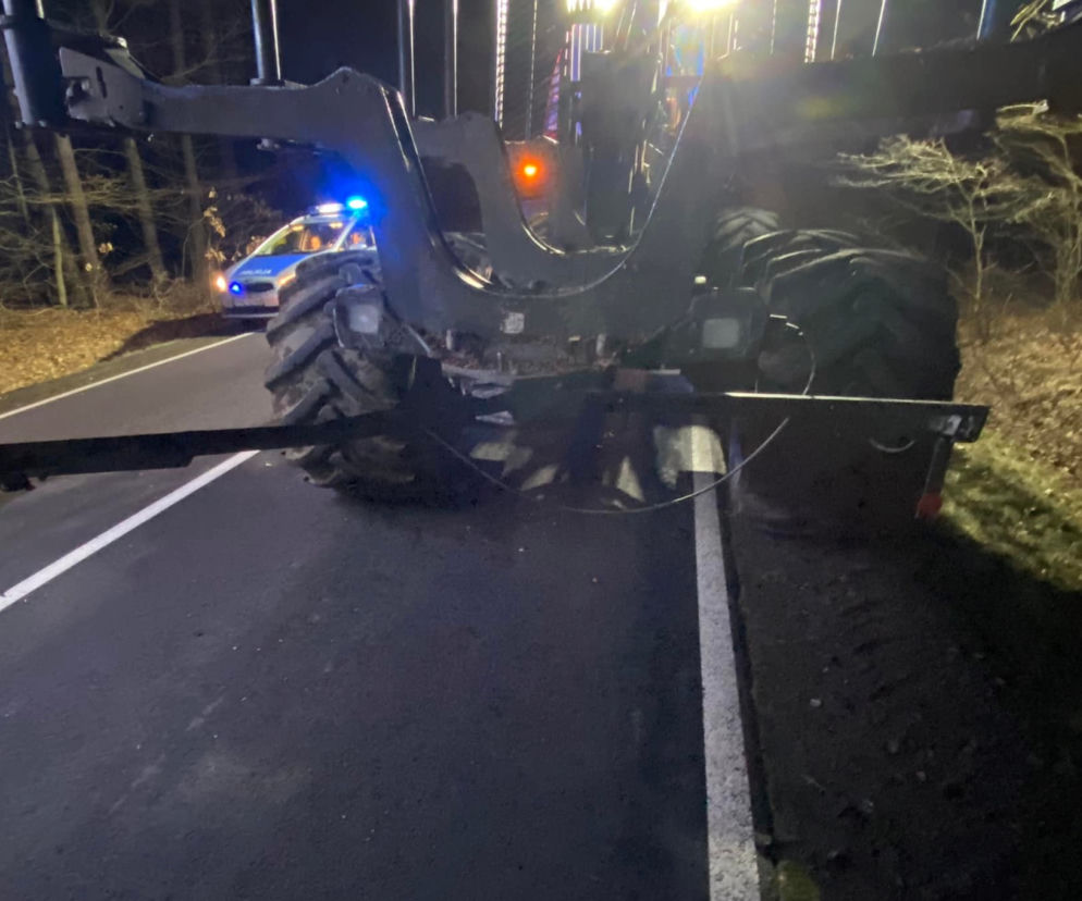 Groźny wypadek pod Gorzowem. Skoda wbiła się w ciągnik leśny