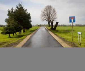 SZYDŁO DŹWIGA WIADRA POD OKIEM BOR-U.
