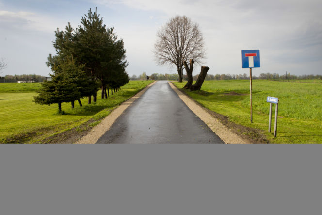SZYDŁO DŹWIGA WIADRA POD OKIEM BOR-U.