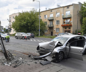 Opel uderzył w latarnię. Kierowcę wyciągali strażacy