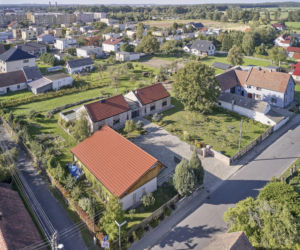 Kto kosi trawę przed płotem i czy można zablokować Ci wjazd? Oto Twoje prawa przy drodze publicznej 