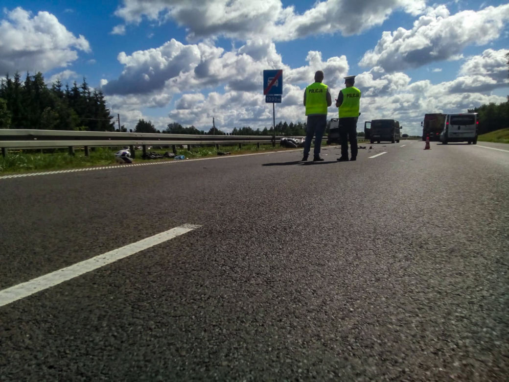 Łyski: Wypadek zablokował S8. Motocyklista uderzył w tył przyczepki [ZDJĘCIA]