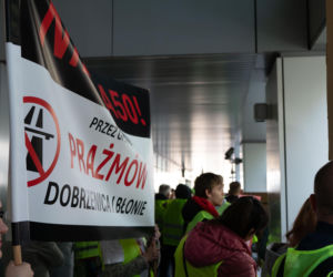 Dramat setek rodzin pod Warszawą! Nowa autostrada zburzy ich domy?! „Żyjemy na bombie”