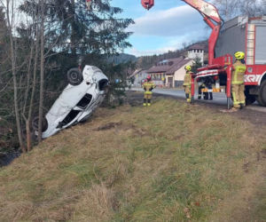 Lubomierz. Osobówka DACHOWAŁA w potoku! Wyciągał ją żuraw hydrauliczny