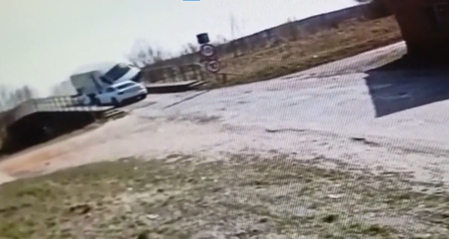 Szokujące zachowanie kierowcy busa na moście pod Elblągiem! Pruł prosto na audi [ZDJĘCIA]