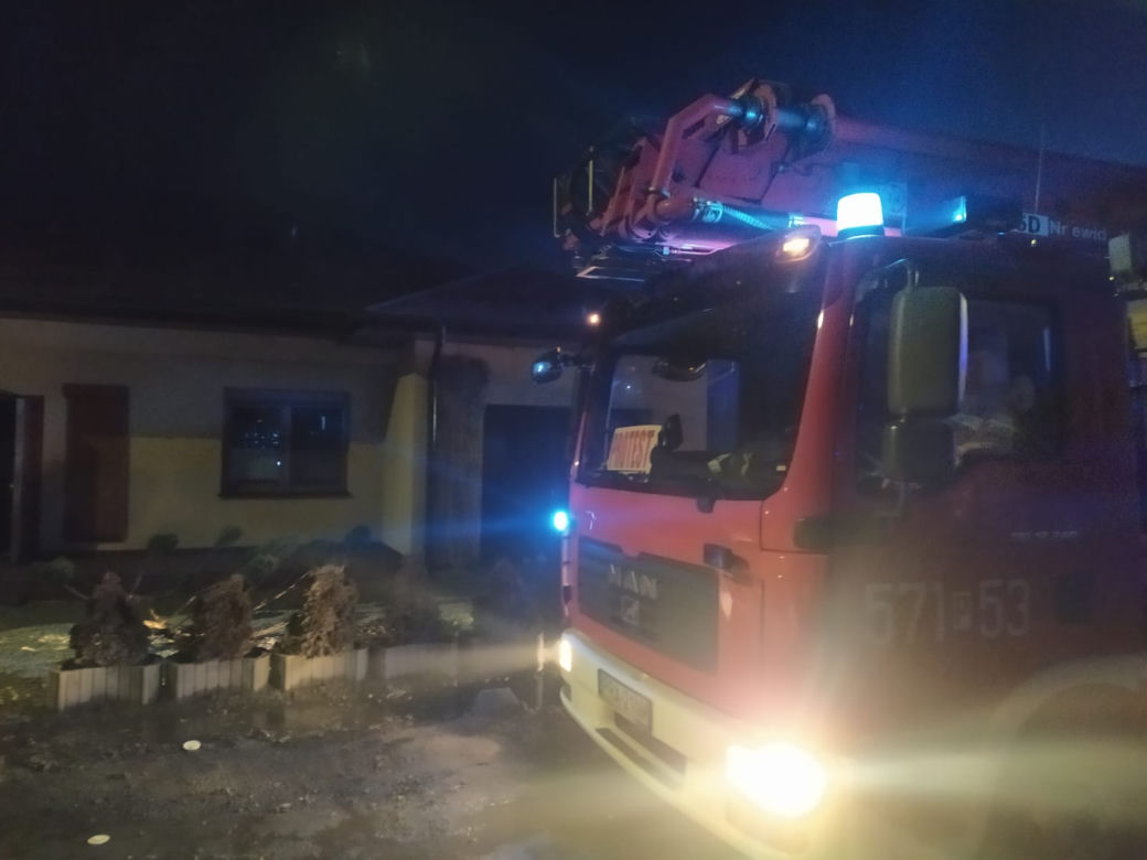 Duże straty po pożarze w Sierakowie koło Rawicza. Ogień przeniósł się na dom