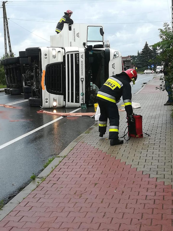 Wypadek w Tymowej. Ciężarówka przewróciła się na bok i zablokowała drogę