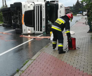 Wypadek w Tymowej. Ciężarówka przewróciła się na bok i zablokowała drogę