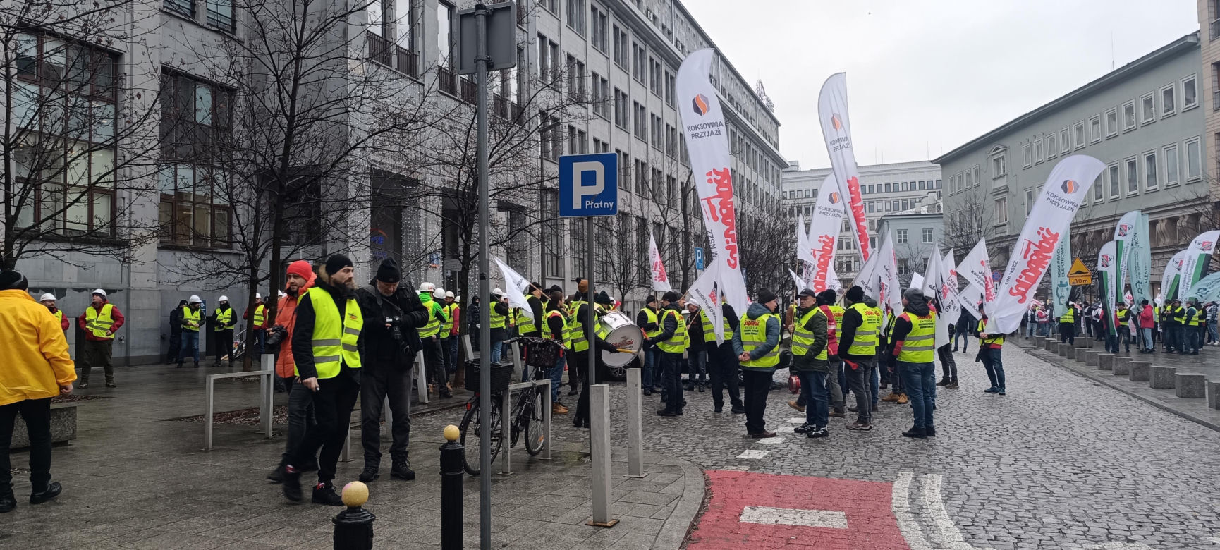 Komunikacyjny chaos w Warszawie. Autobusy i tramwaje stanęły. Na objazdach ponad 20 linii
