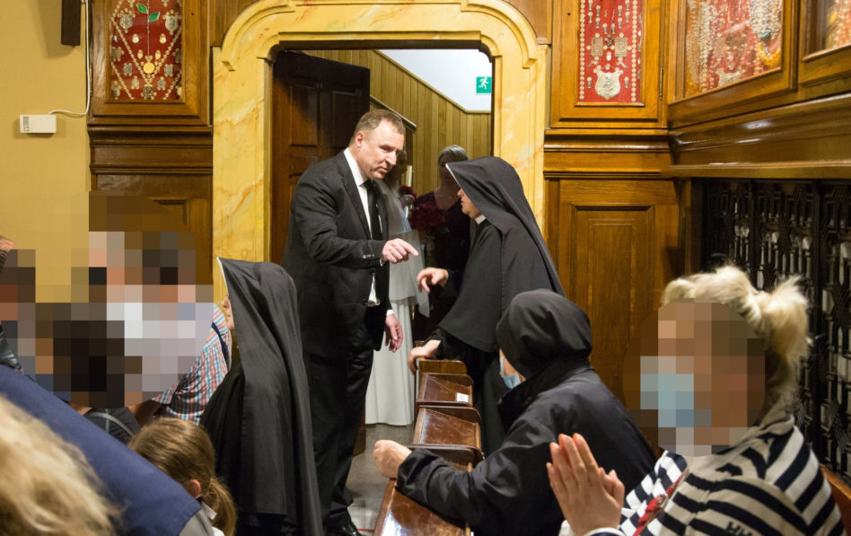 Państwo Kurscy wchodzą do kościoła