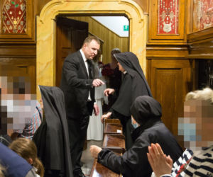 Państwo Kurscy wchodzą do kościoła
