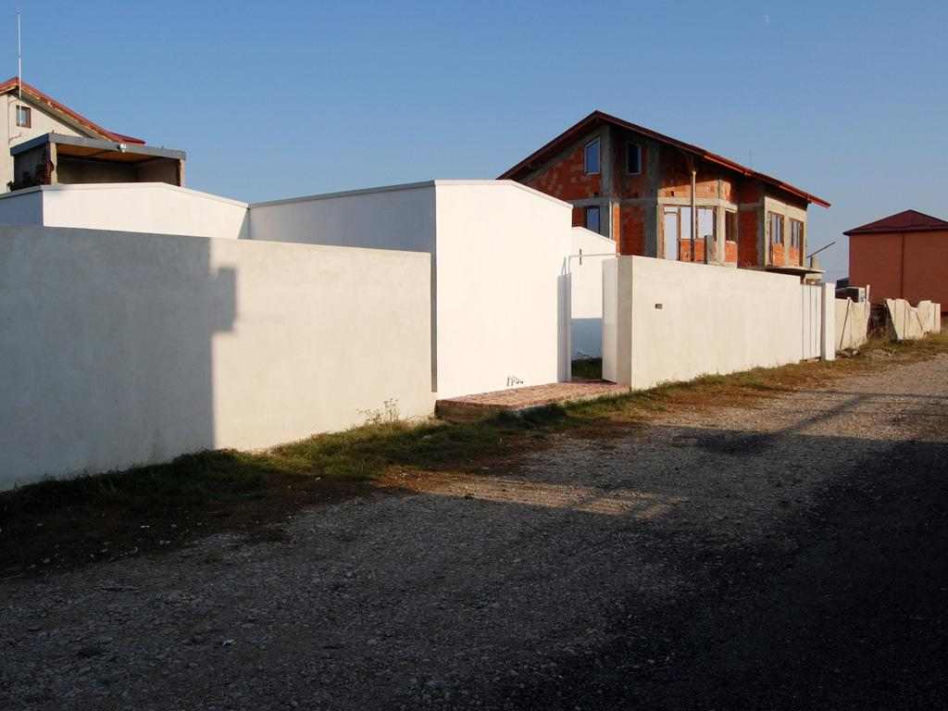 Dom z prefambrykowanych garaży, widok od zewnątrz. Fot. ©Cosmin Pavel, materiały prasowe Mies van der Rohe Award 