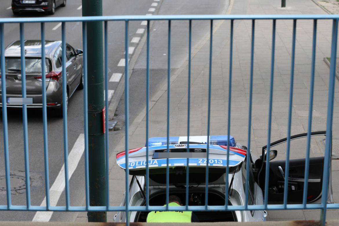 Policjanci kryją się za windą