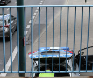Policjanci kryją się za windą