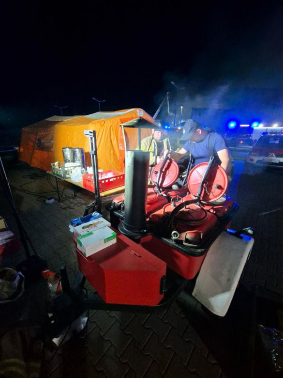 Kawle. Strażacy usuwają zniszczenia po pożarze hali przetwórstwa drobiu. W akcji robot gaśniczy i drony