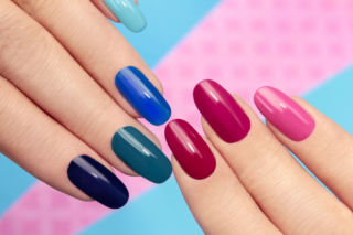 Jak dbać o paznokcie w ciąży: manicure w salonie kosmetycznym i w domu