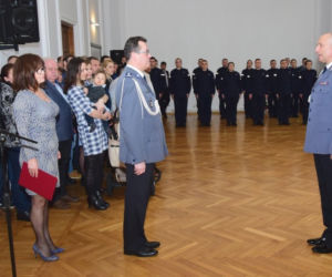Nowi policjanci na Podkarpaciu. 5 policjantek i 12 policjantów złożyło ślubowanie [FOTO]