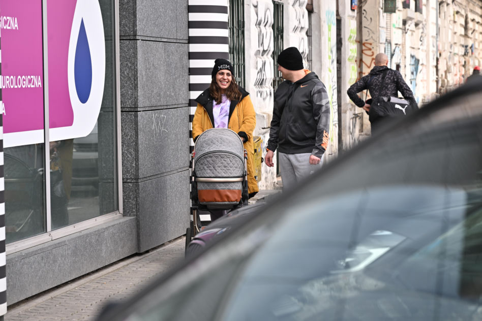 Kamila Ścibiorek walczy o odzyskanie formy po porodzie. Z miesięczną córeczką i ukochanym wybrała się do specjalistycznej kliniki